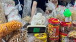 Antuasias Warga Berburu Kue Kering Lebaran di Pasar Wonokromo