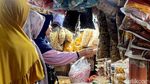Antuasias Warga Berburu Kue Kering Lebaran di Pasar Wonokromo