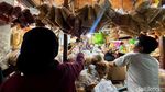 Antuasias Warga Berburu Kue Kering Lebaran di Pasar Wonokromo