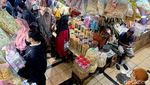 Antuasias Warga Berburu Kue Kering Lebaran di Pasar Wonokromo