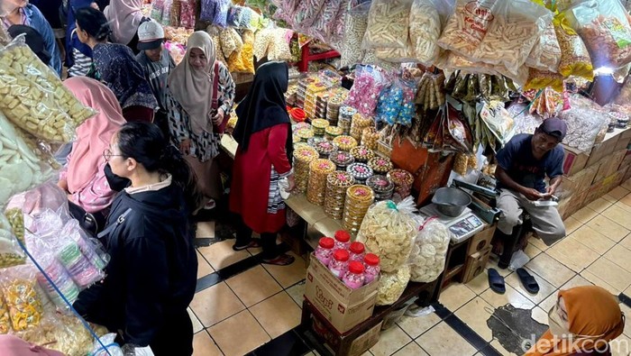 Pasar Wonokromo Disesaki Pemburu Kue Kering Lebaran