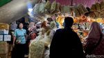 Antuasias Warga Berburu Kue Kering Lebaran di Pasar Wonokromo