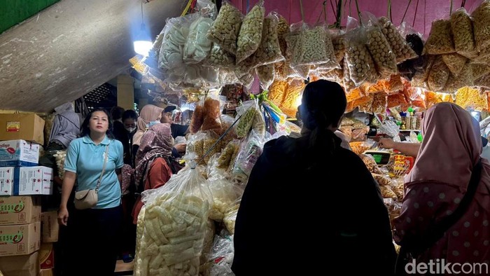 Pasar Wonokromo Disesaki Pemburu Kue Kering Lebaran