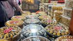 Antuasias Warga Berburu Kue Kering Lebaran di Pasar Wonokromo
