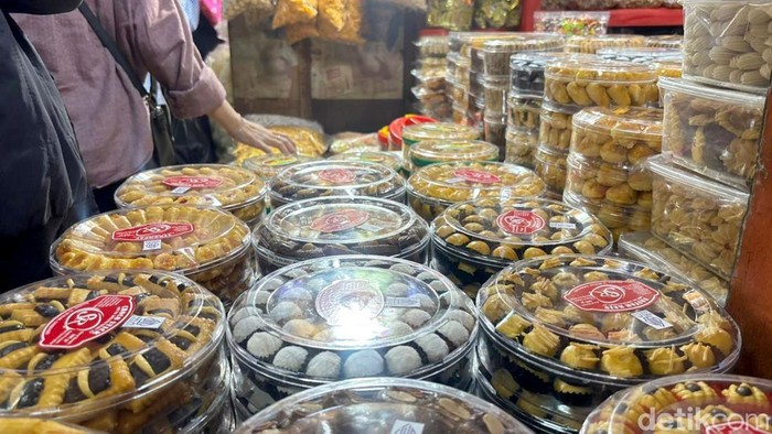 Pasar Wonokromo Disesaki Pemburu Kue Kering Lebaran