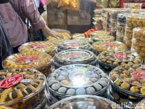 Studi: Perempuan RI Lebih Sering Nyemil Kue daripada Makan Opor-Rendang Saat Lebaran