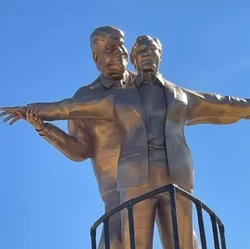 Kocak Banget! Patung Trump dan Jeffrey Epstein Pelukan Seperti di Titanic