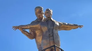 Kocak Banget! Patung Trump dan Jeffrey Epstein Pelukan Seperti di Titanic