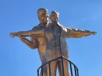 Ini Dia Pembuat Patung Titanic Trump-Epstein yang Muncul di Washington