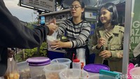 War Takjil Seru Bareng Gen Z di Saparua, Pedagang Full Senyum