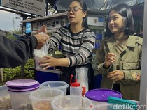 War Takjil Seru Bareng Gen Z di Saparua, Pedagang Full Senyum