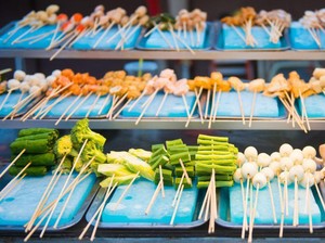 Pelanggan Patahkan Tusuk Sate, Pedagang Usul Denda Rp86 Ribu per Tusuk!