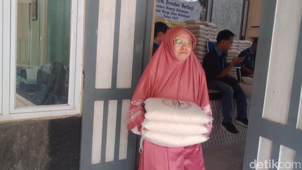Pemdes Sidowayah, Polanharjo, Klaten, membagikan THR dan beras ke warganya, Rabu (11/3/2026). Pemdes Sidowayah, Polanharjo, Klaten, membagikan THR dan beras ke warganya, Rabu (11/3/2026).