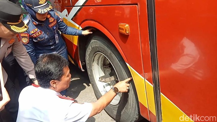 Pemeriksaan armada bus di Terminal Harjamukti, Kota Cirebon/