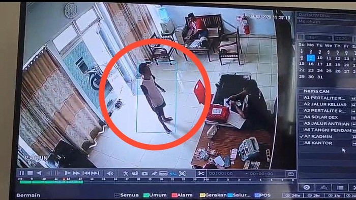 Pemuda di Soppeng menikam pegawai SPBU.