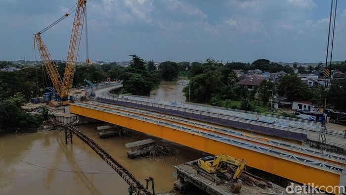 Alat berat masih beraktivitas di area pembangunan Jembatan Kemang Pratama, Bekasi, Rabu (11/3/2026). Pembangunan kembali jembatan penghubung kawasan Kemang Pratama di Kota Bekasi terus berjalan setelah sebelumnya jembatan mengalami kerusakan akibat banjir besar 2025.