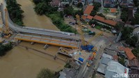 Proyek penggantian jembatan tersebut kini memasuki tahap konstruksi utama dengan pemasangan struktur baja sebagai bagian dari pembangunan jembatan permanen yang lebih kokoh.  