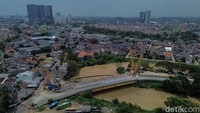 Saat ini pekerjaan konstruksi sudah memasuki tahap pemasangan steel box girder atau struktur baja utama jembatan. Tahapan ini menjadi fase krusial dalam pembangunan karena menentukan kekuatan dan stabilitas struktur jembatan.   