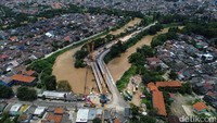 Pantauan detikcom di lokasi, nampak pemasangan steel box girder telah rampung, nantinya jalan Raya Pekayon yang ditutup akan kembali dibuka untuk umum setelah alat berat tak lagi berada di jalan. Petugas di lokasi menyebut besok jalan akan kembali dibuka bila tak ada kendala.  