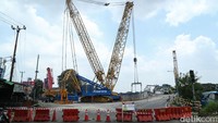 Proyek tersebut dilaksanakan setelah jembatan lama rusak parah akibat terjangan banjir sehingga akses utama penghubung wilayah Bekasi Selatan dan Rawalumbu sempat terganggu.   