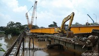 Pemerintah menargetkan pembangunan jembatan baru tersebut selesai dalam waktu sekitar sembilan bulan pengerjaan sejak dimulai pada akhir 2025. Dengan demikian, jembatan permanen Kemang Pratama diproyeksikan dapat rampung dan kembali beroperasi pada 2026, sekaligus meningkatkan konektivitas serta keamanan lalu lintas di kawasan tersebut.  