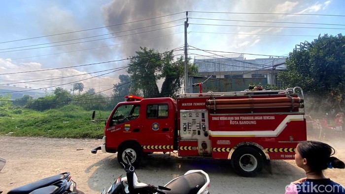 Penampakan kebakaran di tempat produksi mebel di Kecamatan Babakan Ciparay.