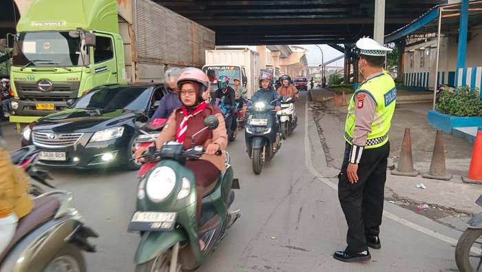 Penampakan kepadatan lalu lintas di Kolong Cakung Jakarta Timur dari arah Ujung Menteng Bekasi menuju Pulogadung maupun arah Cilincing