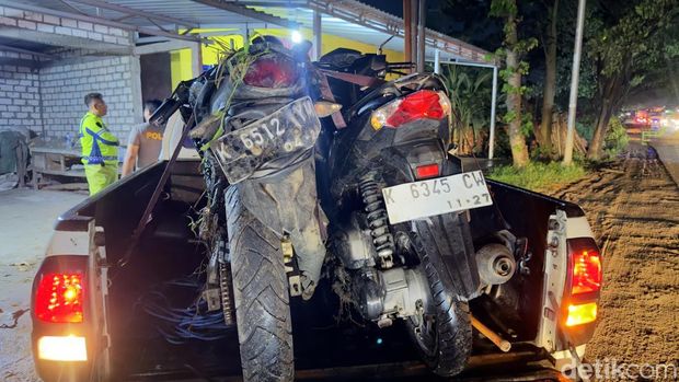 Penampakan truk trailer dan tronton usai adu banteng di Jalur Pantura Rembang, Rabu (11/3/2026).