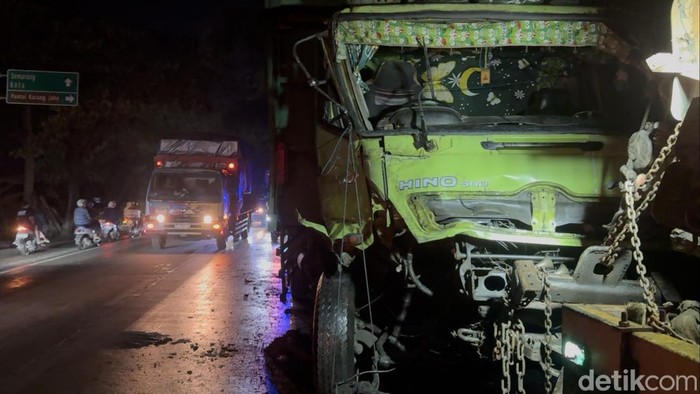 Penampakan truk trailer dan tronton usai adu banteng di Jalur Pantura Rembang, Rabu (11/3/2026).