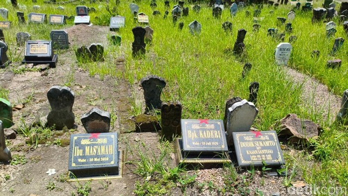 Penampakan nisan di TPU Kludan Sidoaro dicoret petugas desa setempat