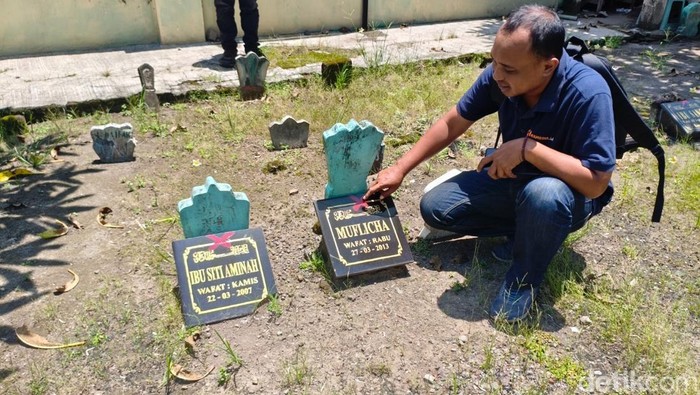 Penampakan nisan di TPU Kludan Sidoaro dicoret petugas desa setempat
