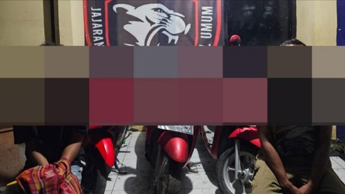 Pelaku curanmor, penadah, serta barang bukti sepeda motor hasil curian di Mapolres Bima Kota, Rabu, (11/3/2026). (Dok. Polres Bima Kota).