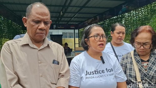 Pengacara keluarga Prada Lucky, Akhmad Bumi bersama Sepriana Paulina Mirpey, saat diwawancarai seusai sidang di Pengadilan Militer III-13 Kupang, NTT, Rabu (11/3/2026).