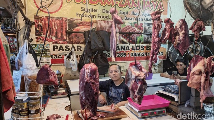Penjual daging sapi di Pasar Sederhana