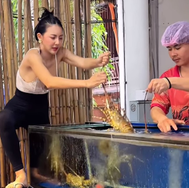 Heboh! Penjual Seafood Cantik Barbar Ini Viral Jadi Sorotan Netizen
