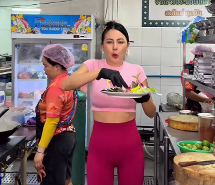 Heboh! Penjual Seafood Cantik 'Barbar' Ini Viral Jadi Sorotan Netizen