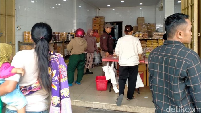 Menjelang Idulfitri 1447 Hijriah, warga berbelanja kue kering di salah satu toko di kawasan Pasar Tavip, Kota Binjai, Rabu (11/3/2026).