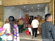Jelang Lebaran, Warga Serbu Toko Kue Kering di Kota Binjai