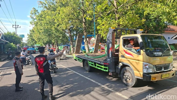 Personel Polres Nganjuk mengatur lalu lintas di Jalan Veteran
