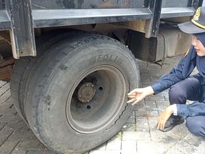 Razia Angkutan di Tulungagung, Truk Sarat Muatan Kedapatan Pakai Ban Retak