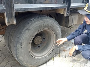 Razia Angkutan di Tulungagung, Truk Sarat Muatan Kedapatan Pakai Ban Retak