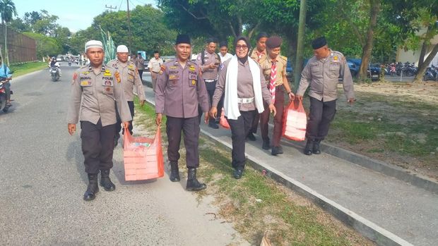 Polda Riau 'ngabuburit' di kampus dan membagikan takjil kepada ratusan mahasiswa, Rabu (11/3/2026).