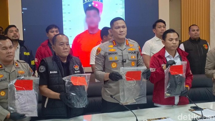 Polisi menunjukkan barang bukti dalam kasus pembunuhan yang terjadi di kawasan, Batu Besar, Nongsa, Batam. (Alamudin/detikSumut)
