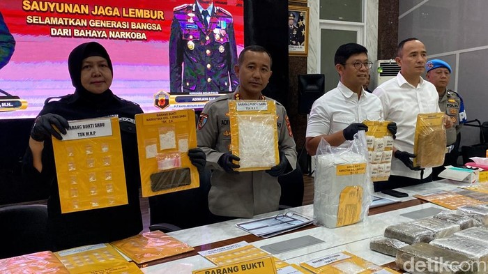 Polisi menunjukkan barang bukti pengungkapan kasus narkoba di Bandung