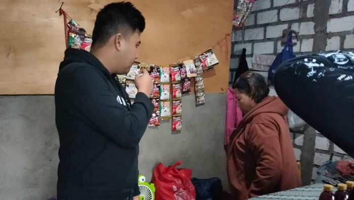 Polisi saat menggerebek warung pangku di Gresik