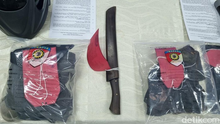 Polres Bantul tampilkan barang bukti kasus pembunuhan anggota Joxzin di Bantul, Rabu (11/3/2026).