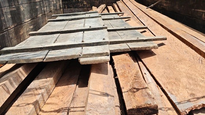 Polres Benkalis, Riau menyergap satu truk bermuatan kayu hasil illegal logging di Kecamatan Siak, Selasa (10/3/2027).