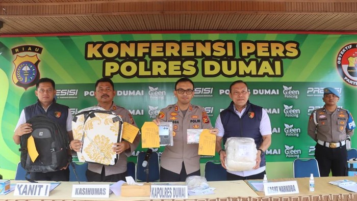 Polres Dumai tangkap pekerja migran yang pulang ke Indonesia bawa sabu hampir 10 kilogram.