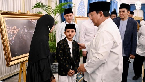 Presiden Prabowo Subianto menyampaikan apresiasi kepada qori cilik Muhammad Zian Fahrezi yang tampil membacakan ayat suci Al-Qur’an dalam peringatan Nuzulul Quran di Istana Negara, Jakarta.