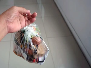 Prank Kejam! Wanita Autisme Diberi Kantong Takjil, Ternyata Isinya Sampah